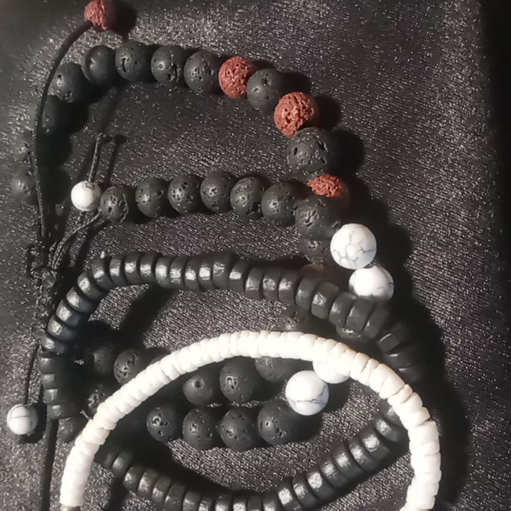 Mens naturals poka shell 8.5, lava rock & wooden beaded expandable bracelets.